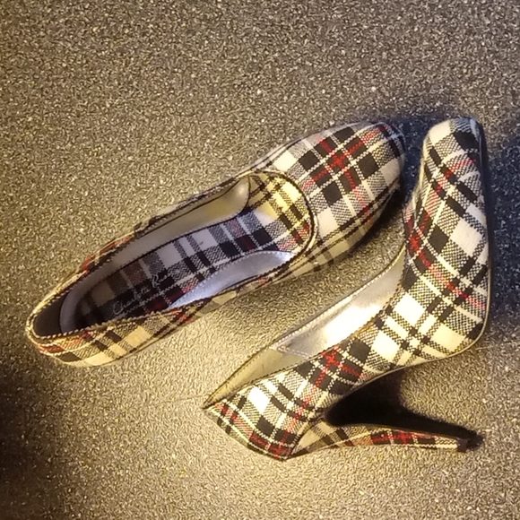 Mono chrome Plaid pumps with Red Striping Detail. - Picture 2 of 7